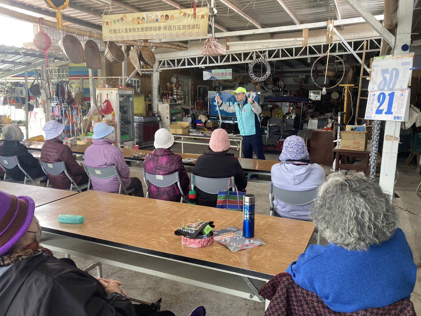 警員一人分飾多角，宣導交安與反詐騙