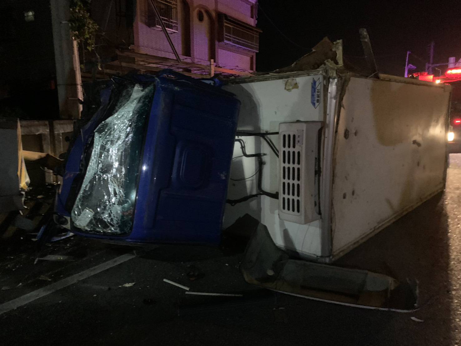 台9線太麻里段自撞翻車事故 駕駛受傷送醫 無酒駕疑慮