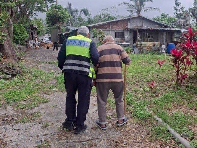 失智老人迷途    巡佐及實務訓練生協助找回