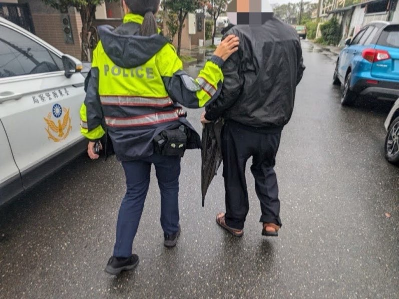 老翁大雨中迷失方向 暖警伸出援手