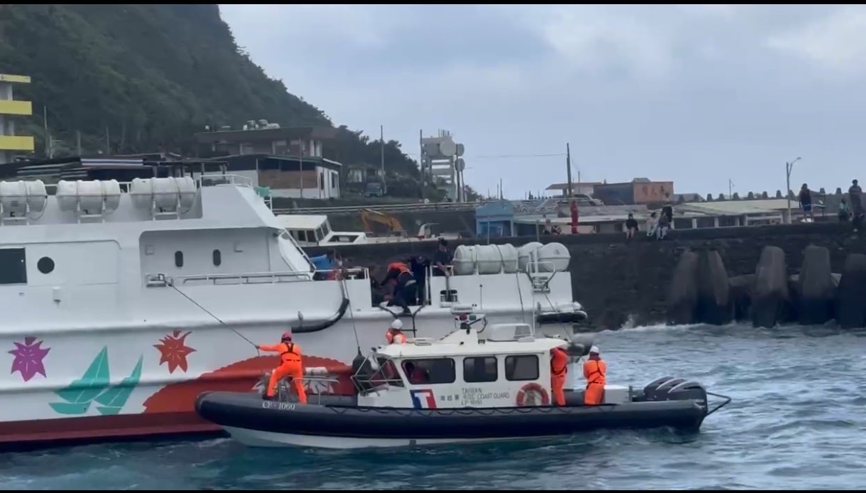 金星3號客輪擱淺蘭嶼港嘴    海巡緊急出勤協助救援   