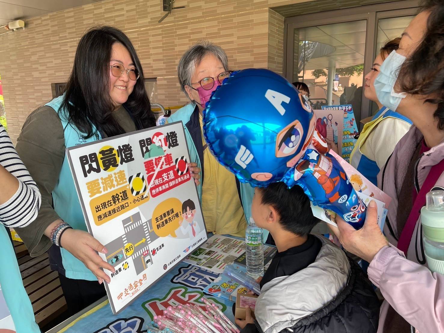 守護你我行車安全，東警前往健康嘉年華會宣導交安