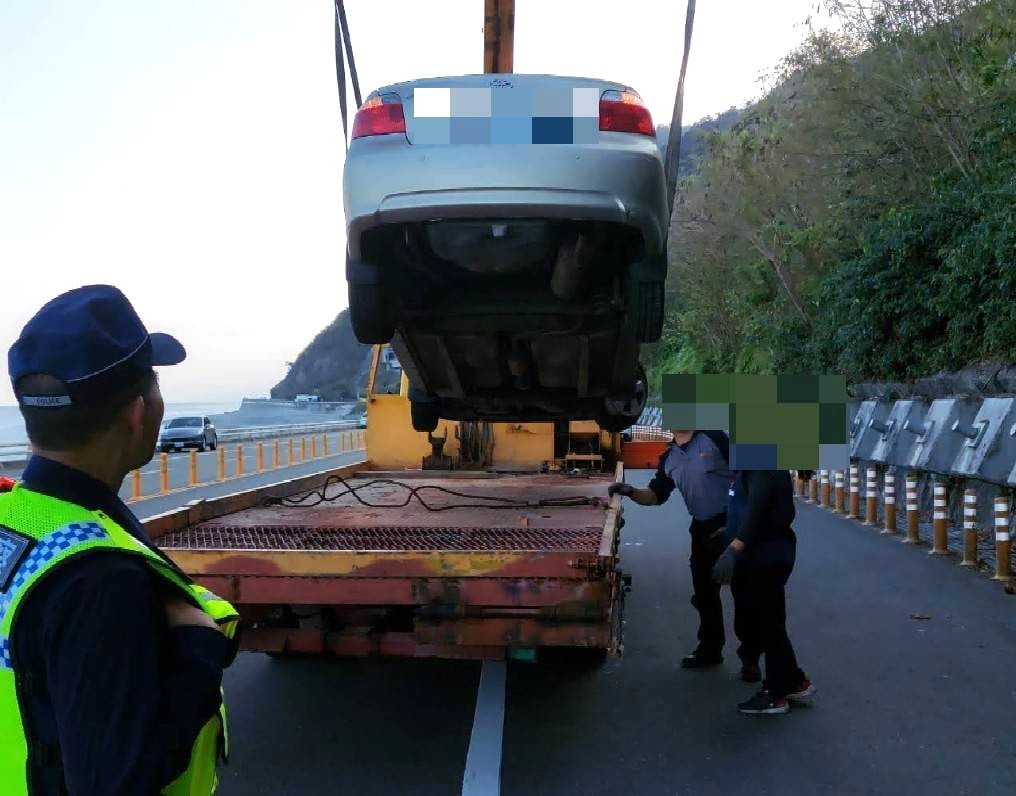 女遊「全臺灣最美火車站」車拋錨 大武警即時伸援解困境