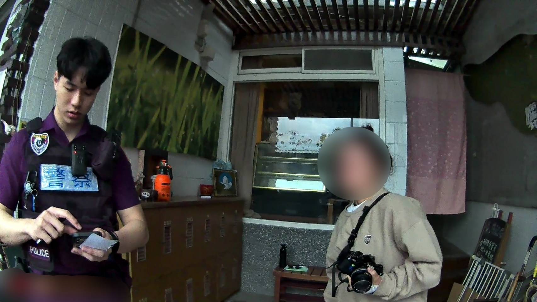 德國女子騎單車自摔淚流滿面 池上帥警流利英語安撫 暖心服務讓她破涕為笑