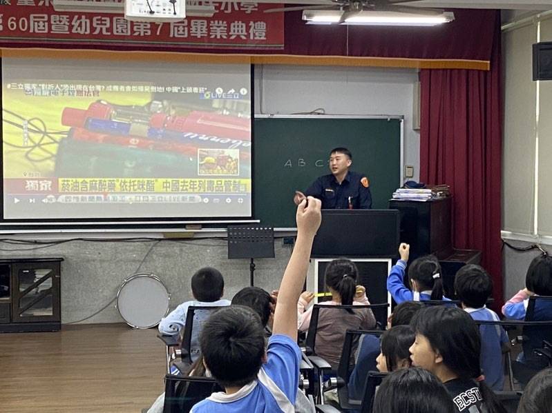 初鹿警進校宣導法治與交安，化身學童安全守護者