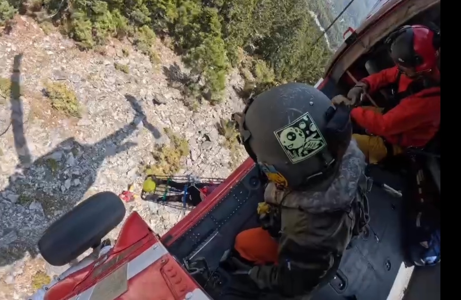 空勤總隊成功執行海端鄉山難救援任務　女性登山客順利後送就醫