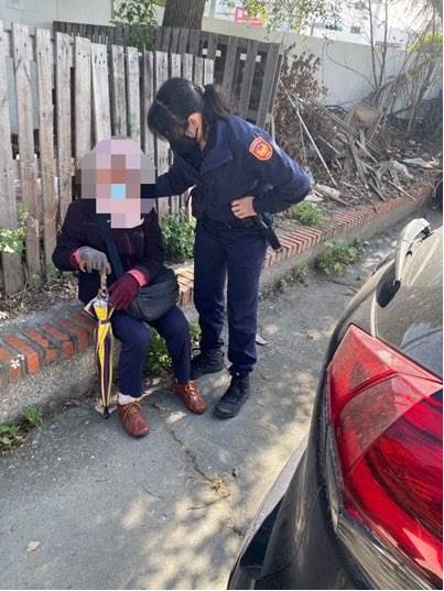 9旬老婦徘徊街頭 東警護送平安返家