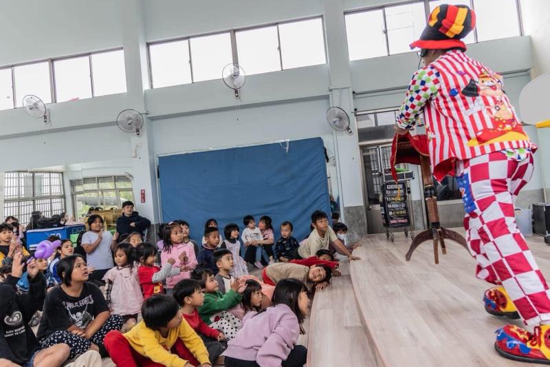 民代邀魔術師前進校園辦童樂會