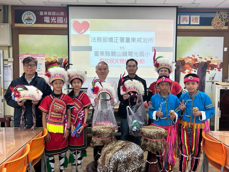 臺東戒治所捐贈原住民服飾及樂器