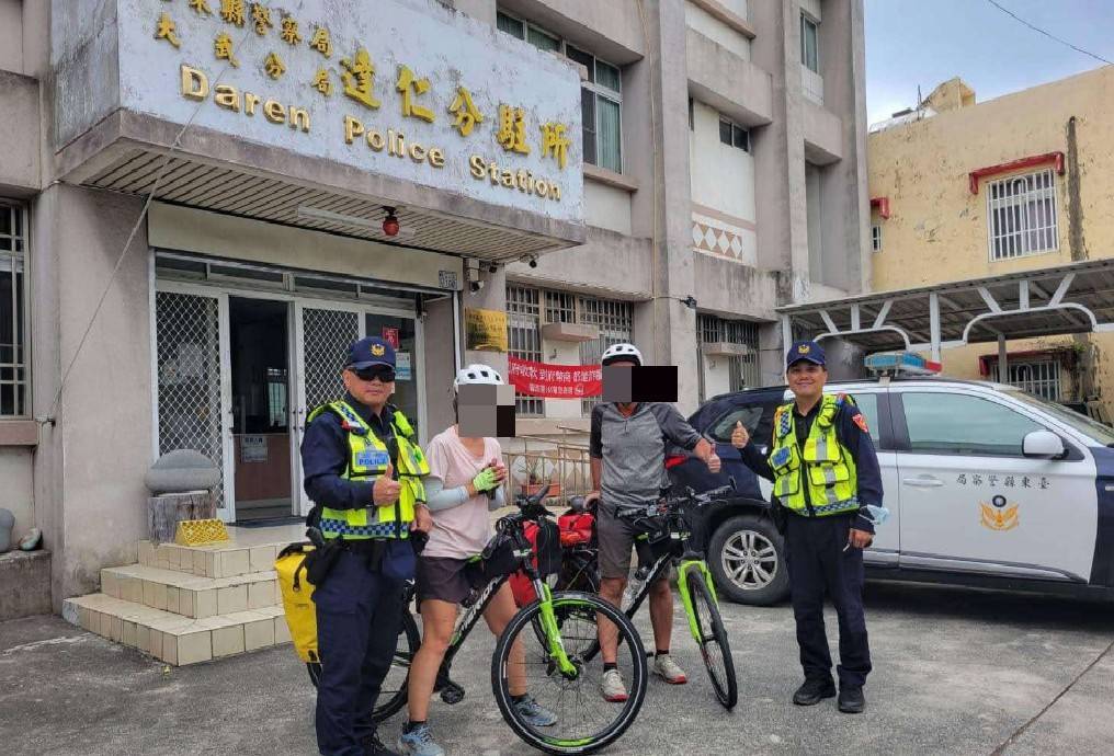 法國夫妻環島自行車掉鏈 達仁分駐所員警熱心救援
