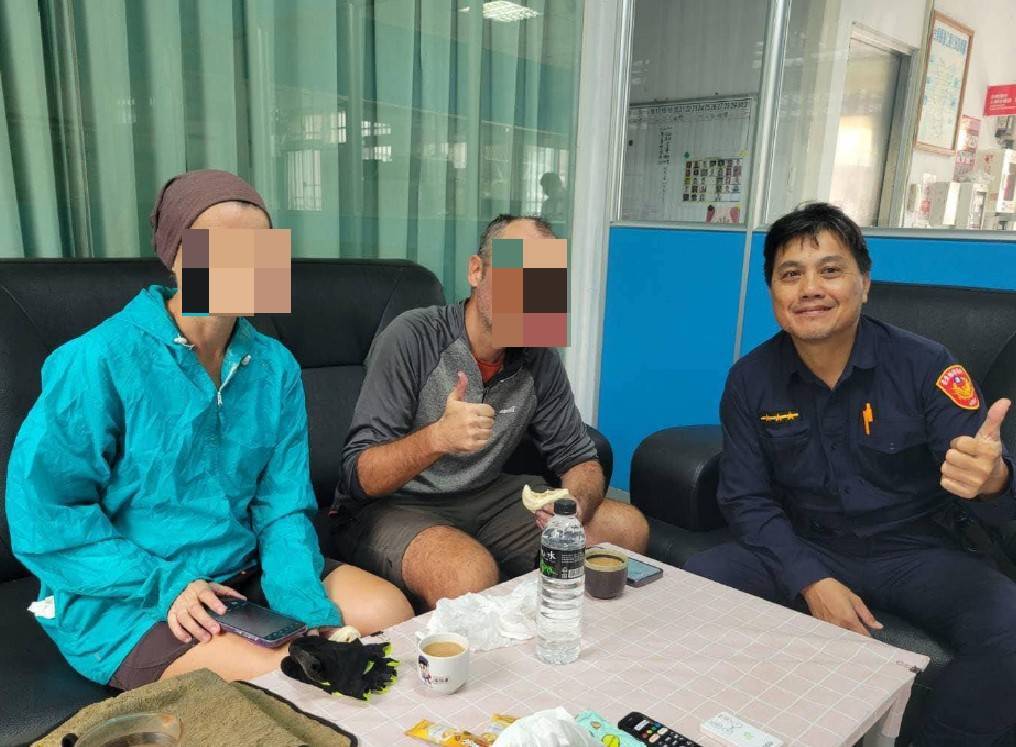 法國夫妻環島遇故障 台東熱心警伸援修車送暖