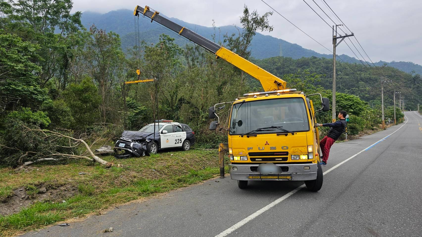   台東關山警巡邏車山道遇野狗側翻　撞毀路樹所幸輕傷