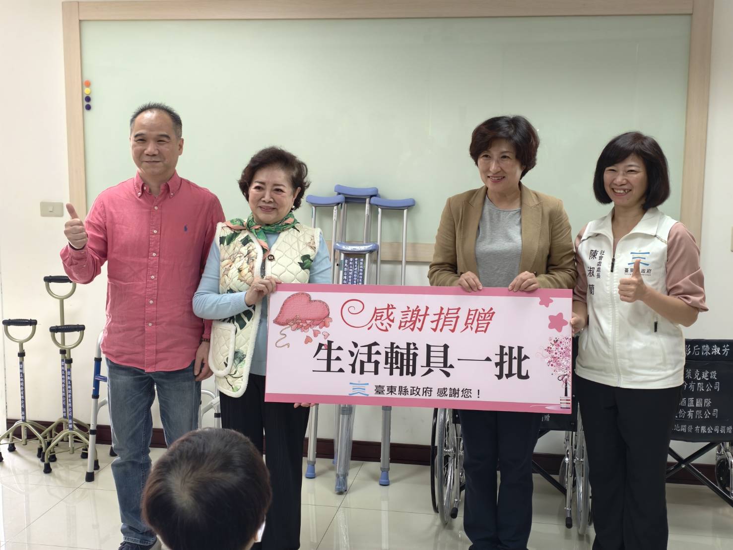 金馬影后陳淑芳攜手善心人士捐贈輔具 饒慶鈴縣長親臨感謝 攜手關懷身心障礙者福祉