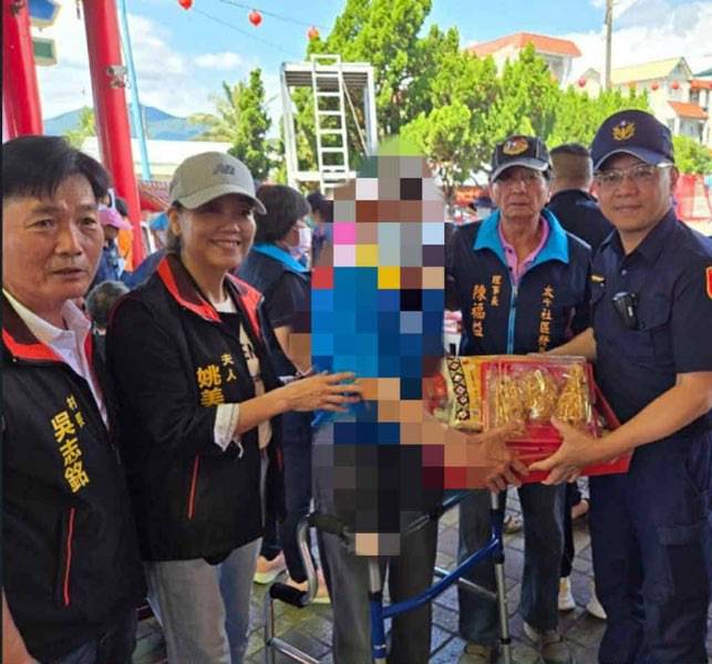 利嘉警攜手村長及地方愛心人士，關懷弱勢送物資