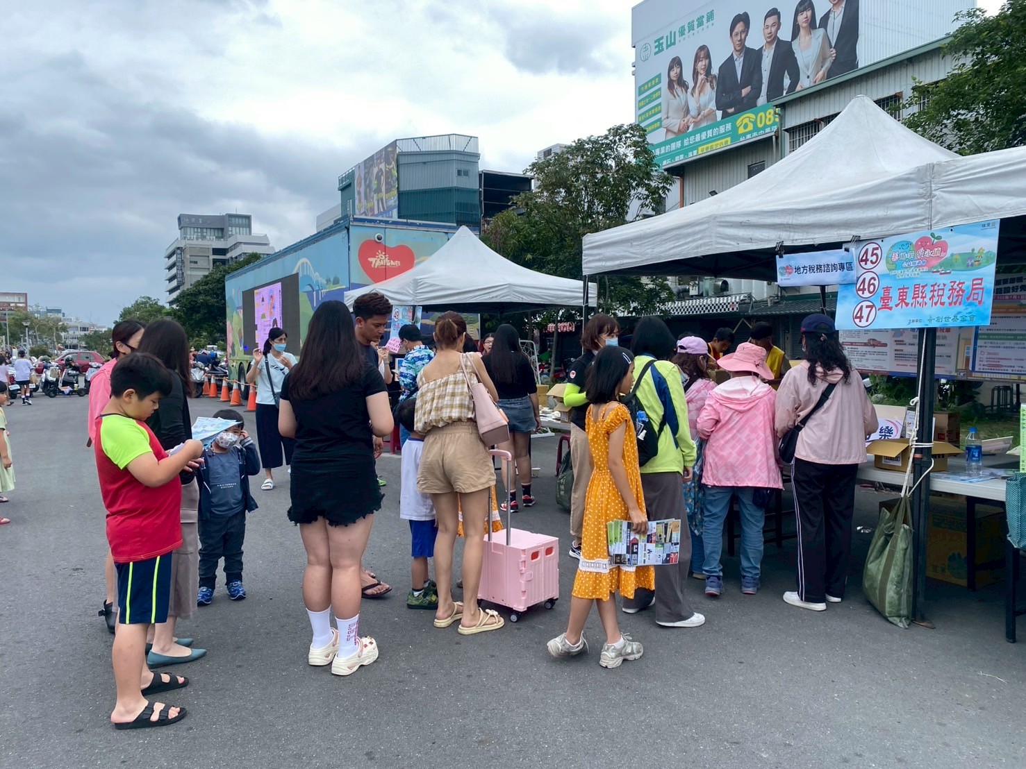 「發票變愛心、稅務變溫度」——臺東稅務局攜手創世送暖