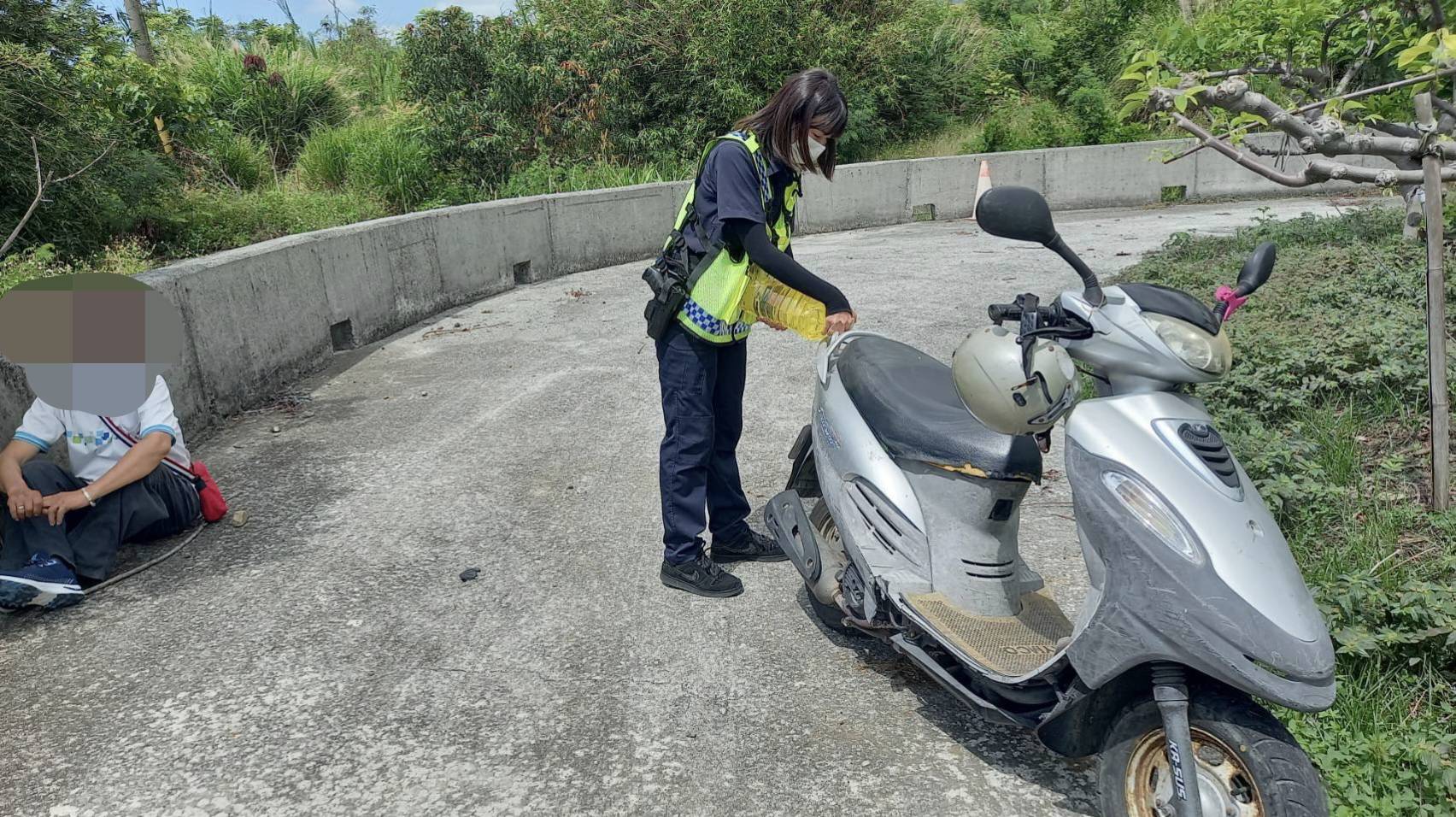 騎士山區拋錨無援　都蘭警主動協助展現溫暖警心