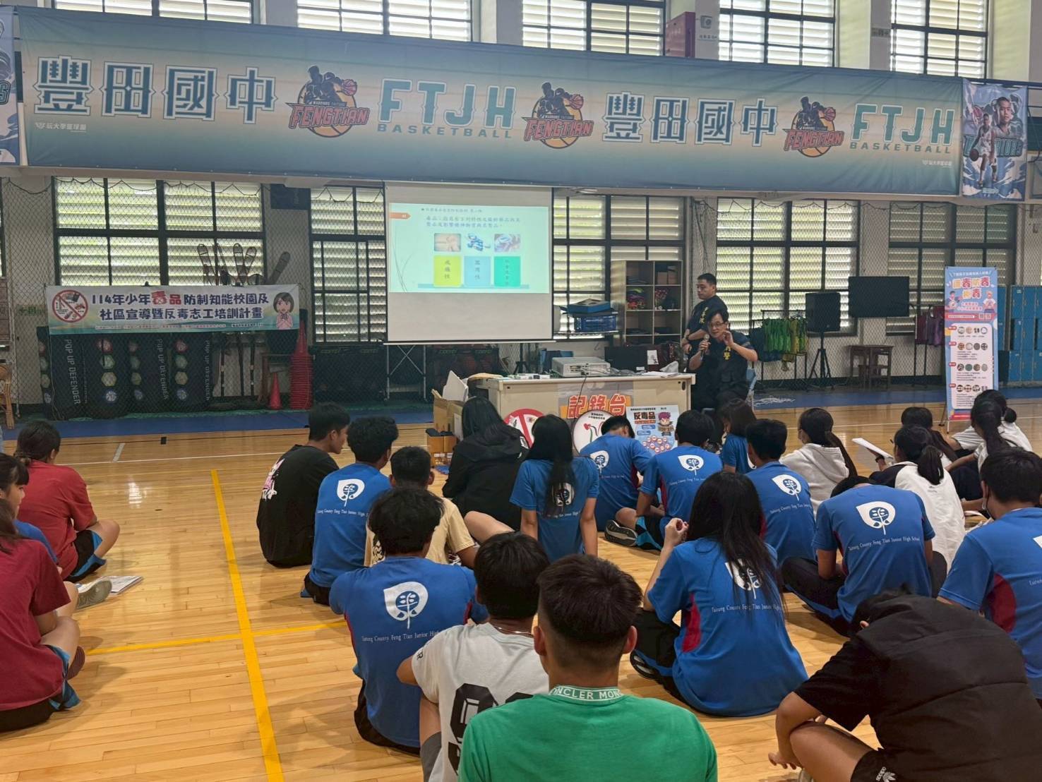 少年警察隊與縣府少年輔導委員會一同前往豐田國中宣導反毒、反詐騙