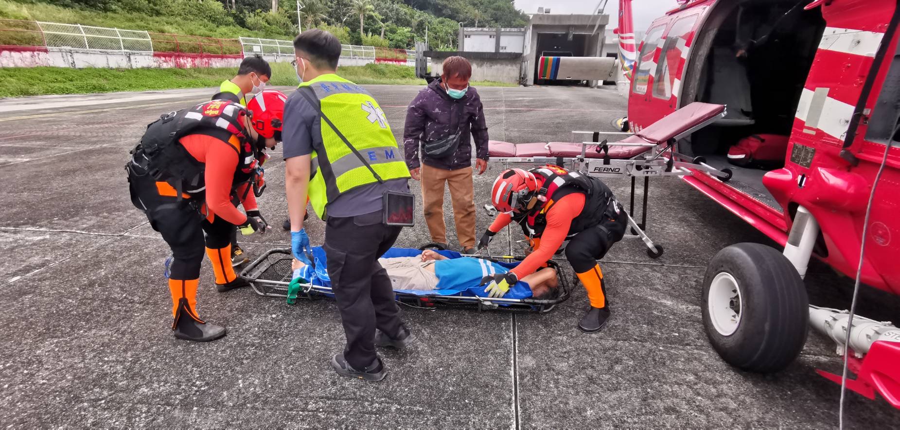 黑鷹直升機緊急出動　跨海後送蘭嶼中風船長