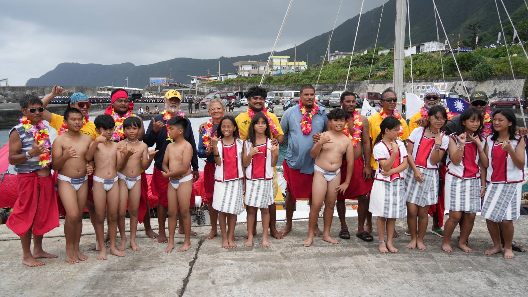 航向母親的島嶼 無動力帆船Alingano Maisu航抵蘭嶼舊開元港 蘭嶼達悟族盛情迎接