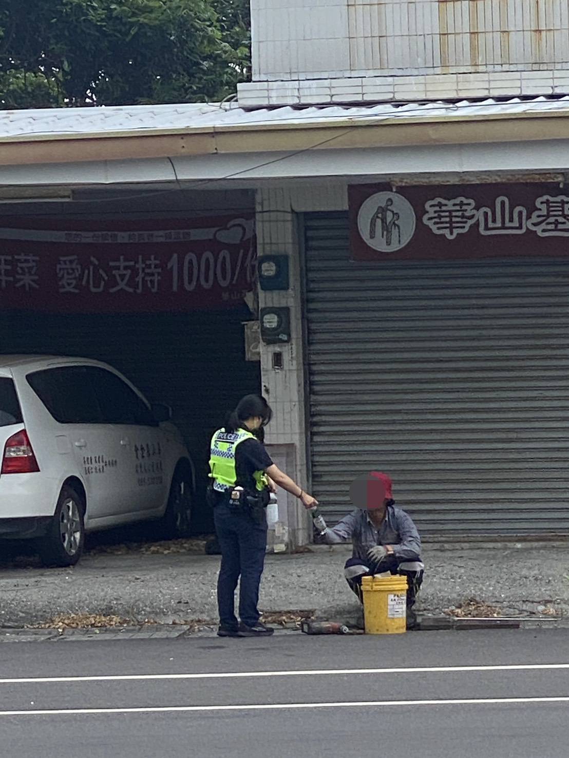 女天氣炎熱頭暈久坐路邊! 暖警主動關懷 供飲水耐心詢問