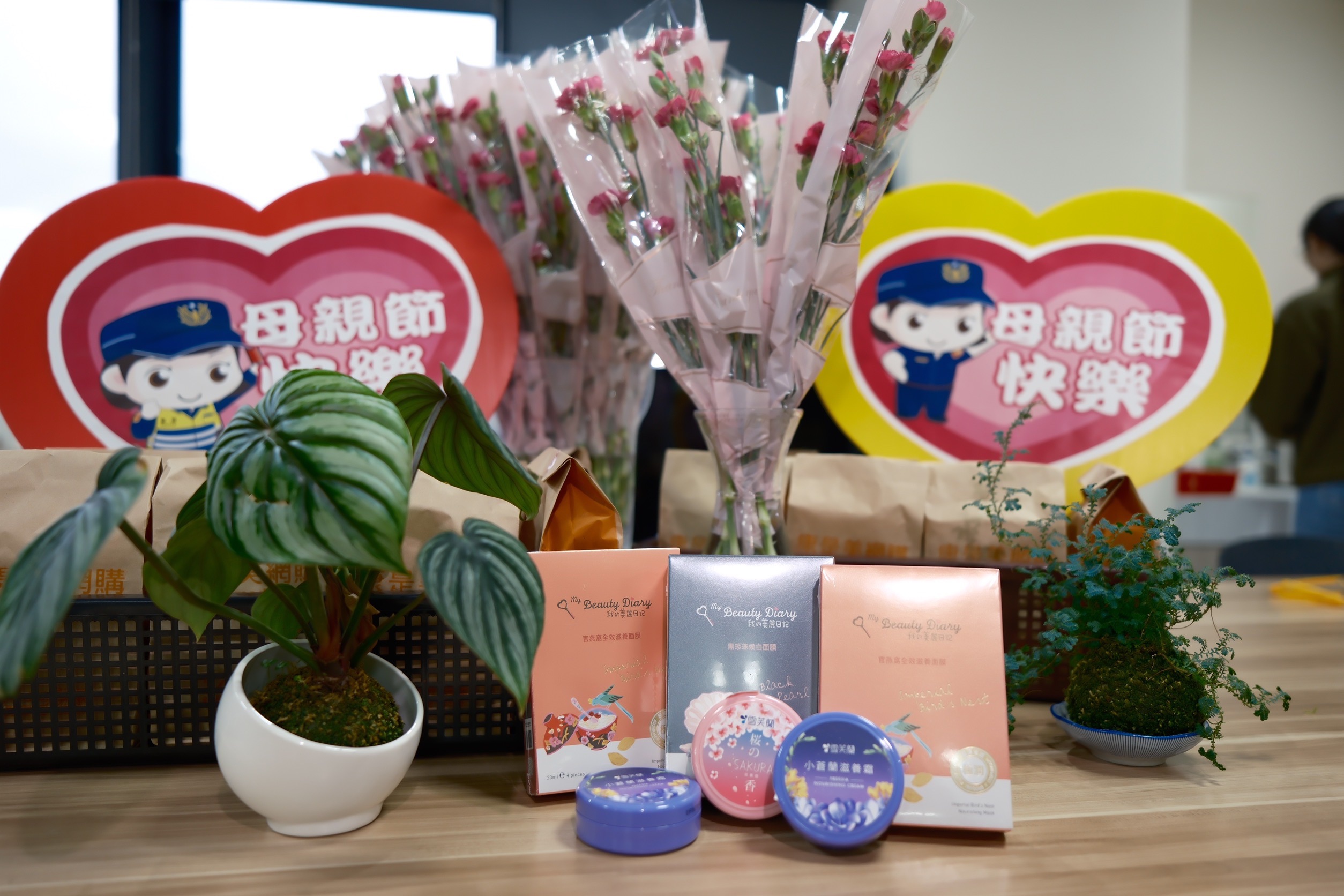 警局歡慶溫馨母親節，局長贈禮致敬女警們