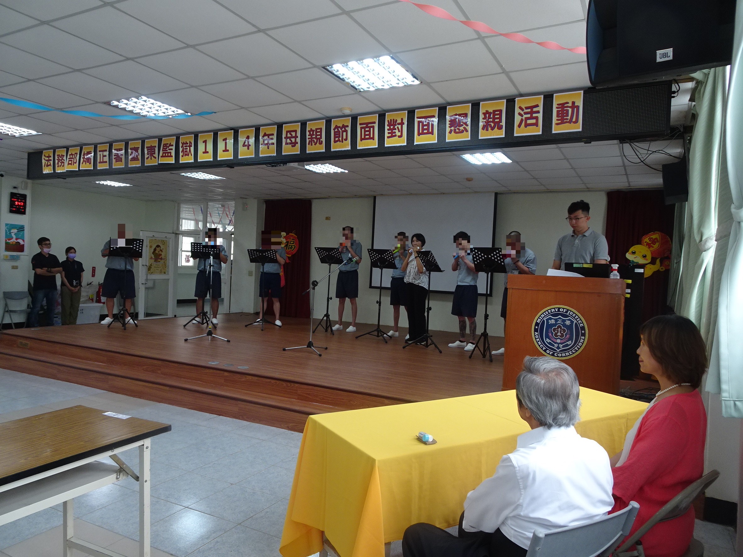 「高牆內的母親節」——臺東監獄以音樂與剪髮傳遞溫情，藝起前行