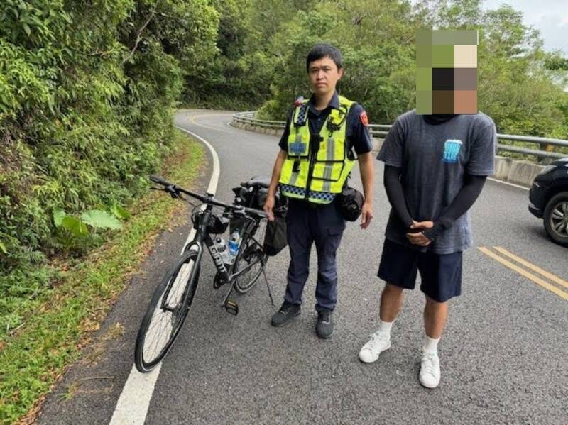 香港遊客單車故障山中 大武警暖舉化解困境