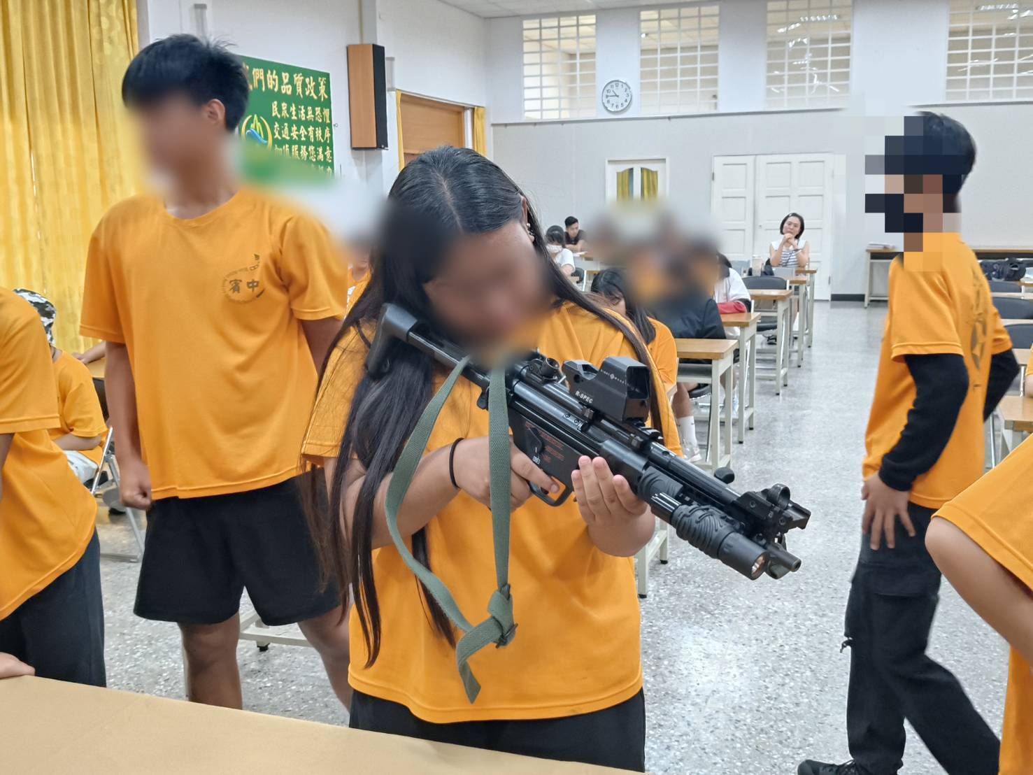 賓茂國中參訪警察局，體驗霹靂特警重裝備