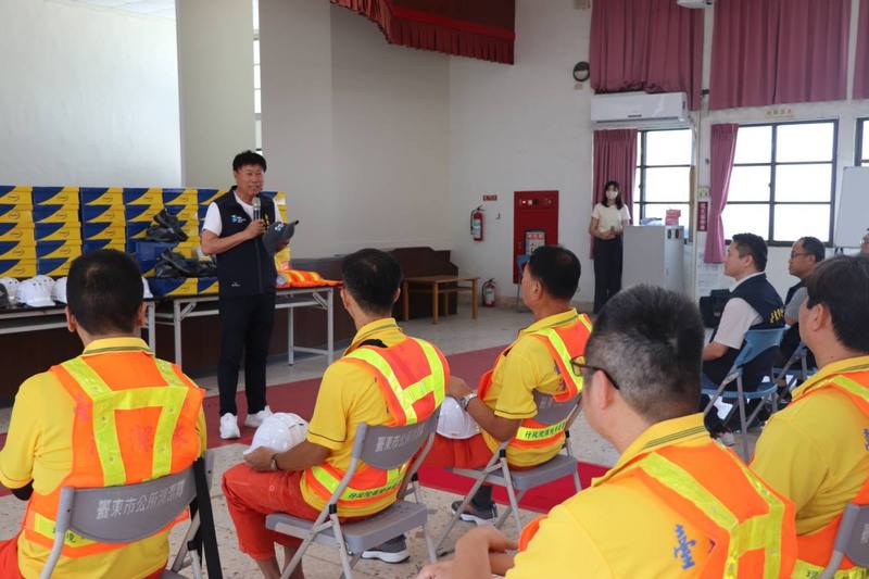 臺東市公所發放清潔隊員新裝備並推動臨場健康服務