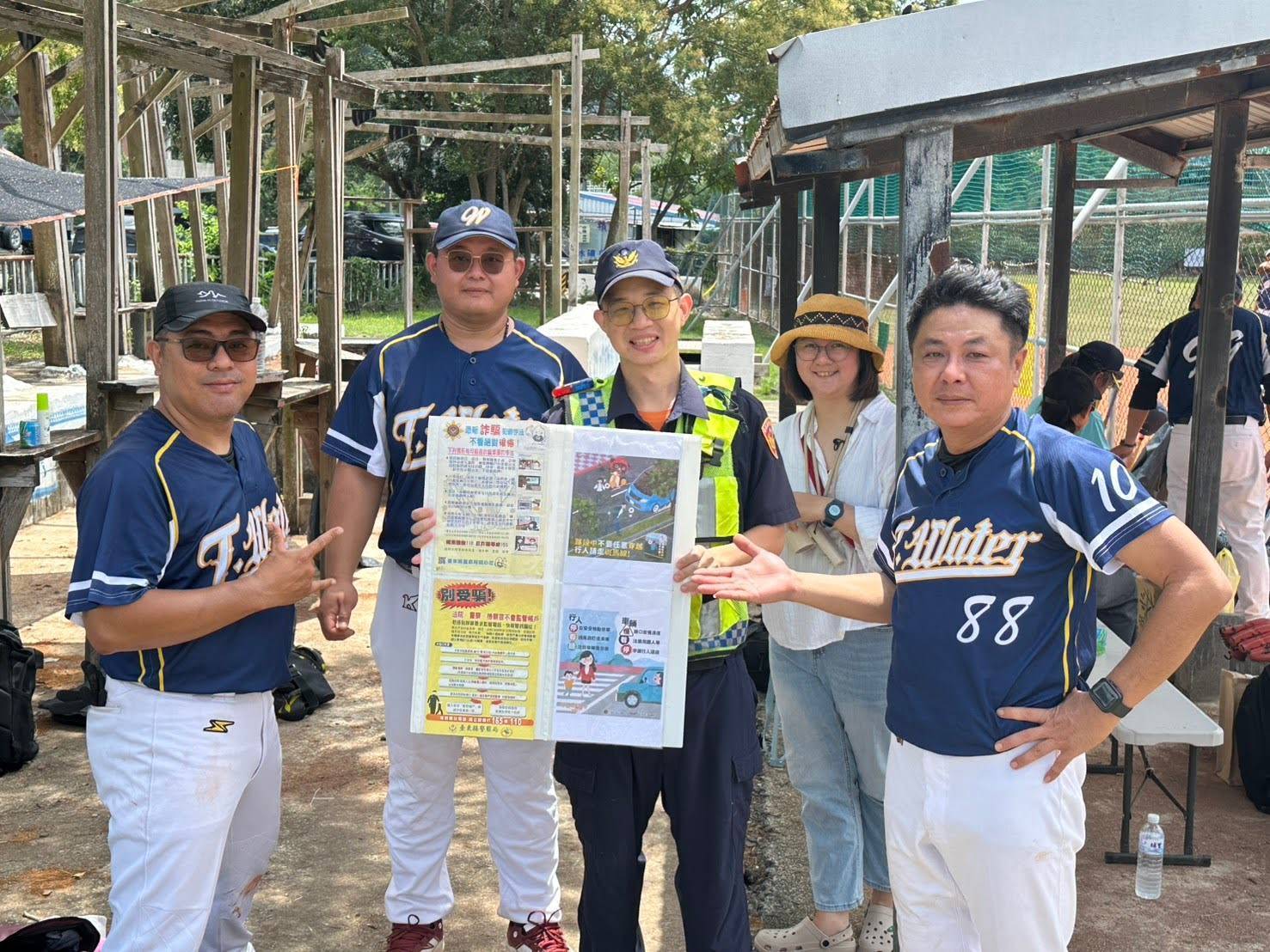 多良警結合大溪國小棒球賽，宣導反詐與交安