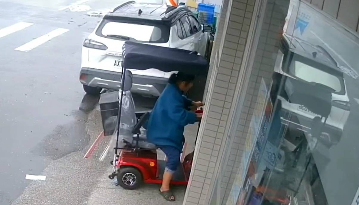 老婦電輔車誤撞超商門致10多人受困 警聯手鎖匠破門救援