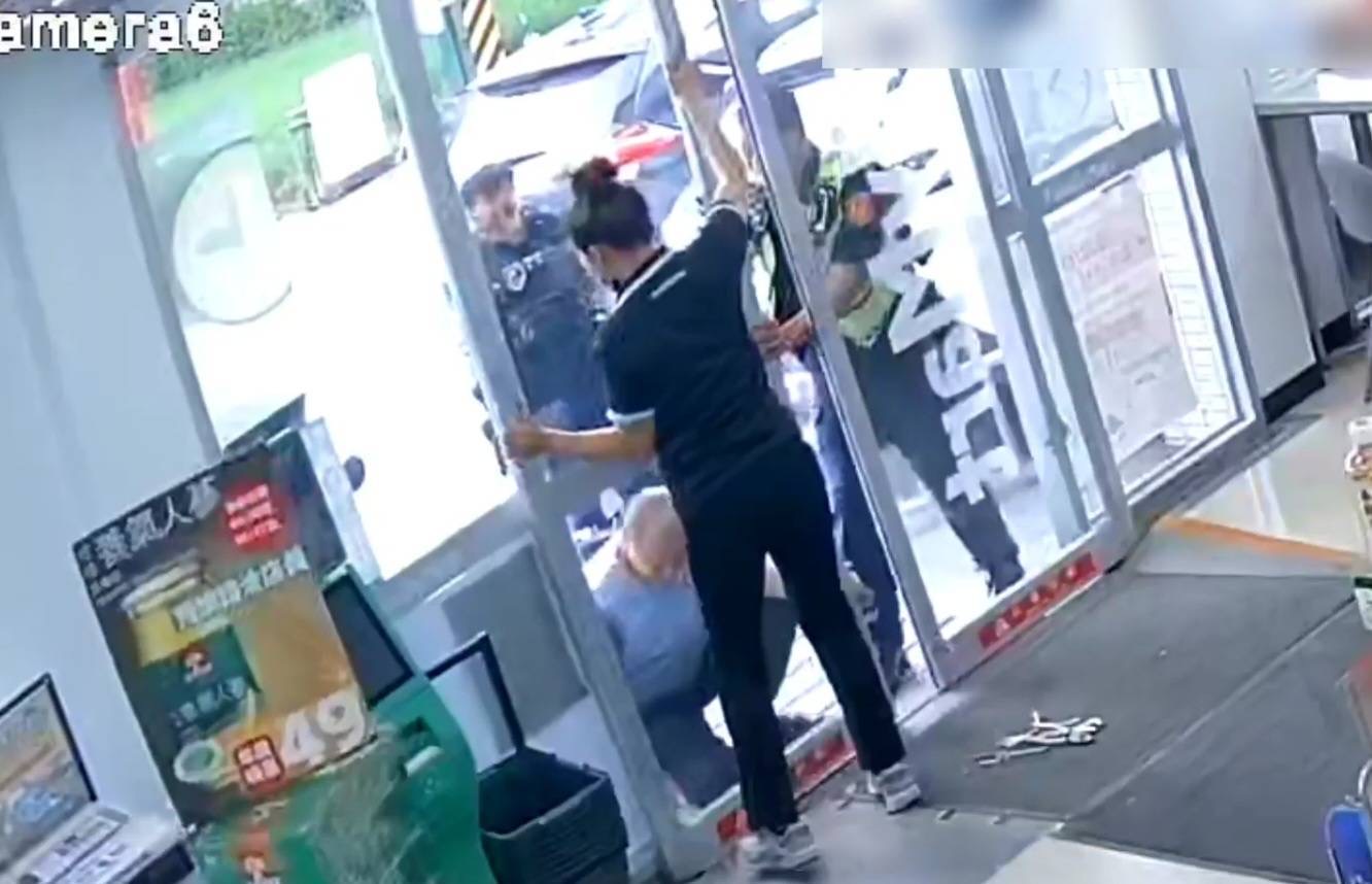 老婦電輔車誤撞超商電動門　關山警迅速應變聯手鎖匠助顧客脫困