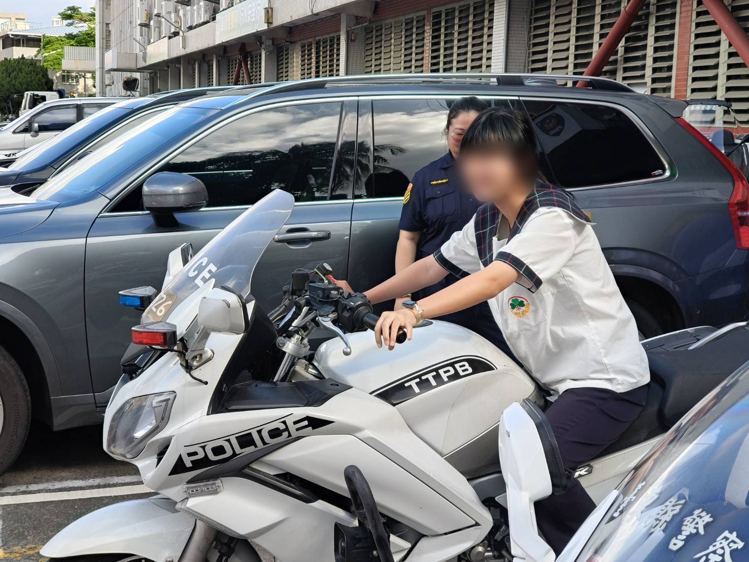 寶桑國中參訪警察局，試坐警用重機「太酷了」