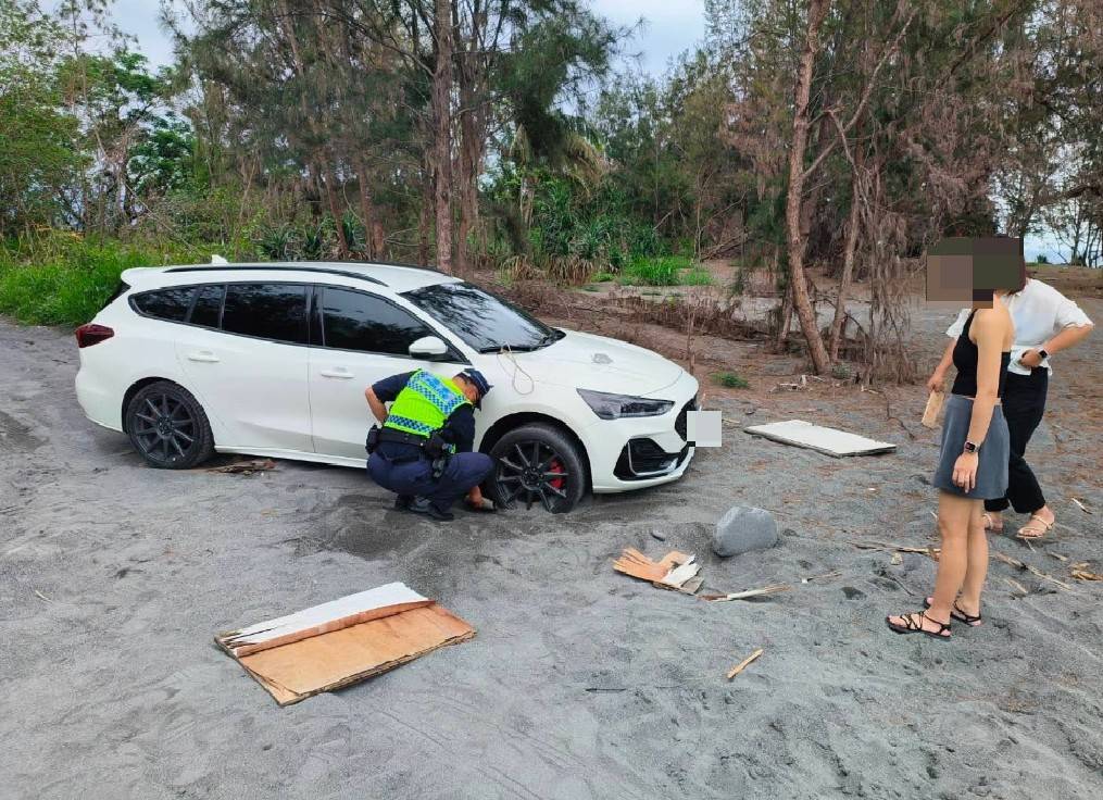 出遊體驗玩沙「刁車」香蘭海灘 太麻里警民合作拖吊脫困