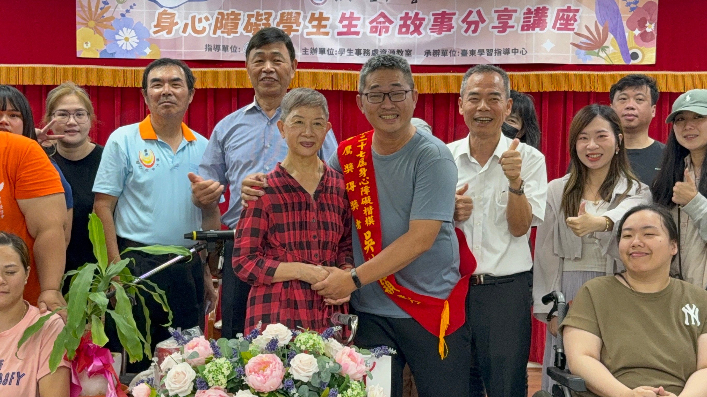 用音符寫人生 吳坤穎榮獲空大金鷹獎 再登講台傳遞希望