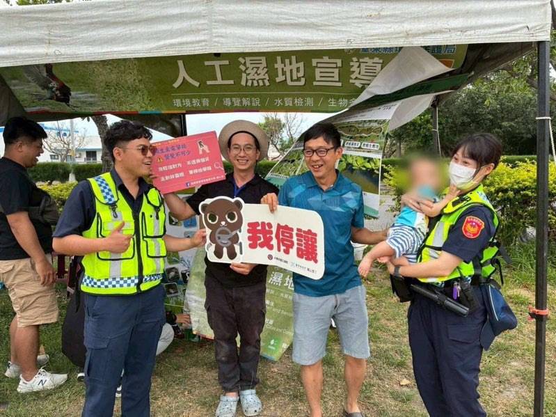 寶桑警走入市集宣導詐騙與交安，守住民眾荷包與安全