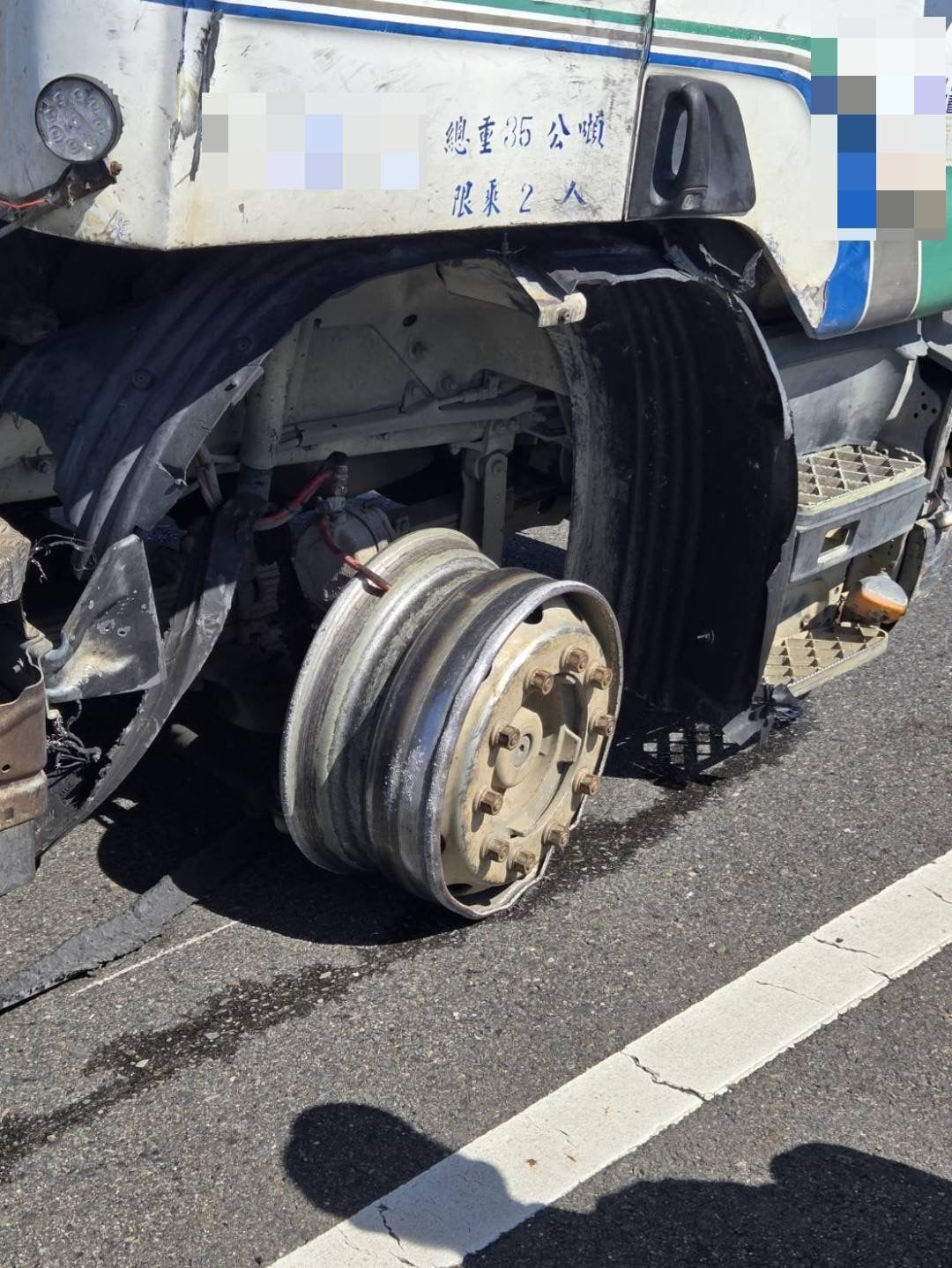 營業曳引車台東自撞 竟是竊盜車輛 警當場逮人