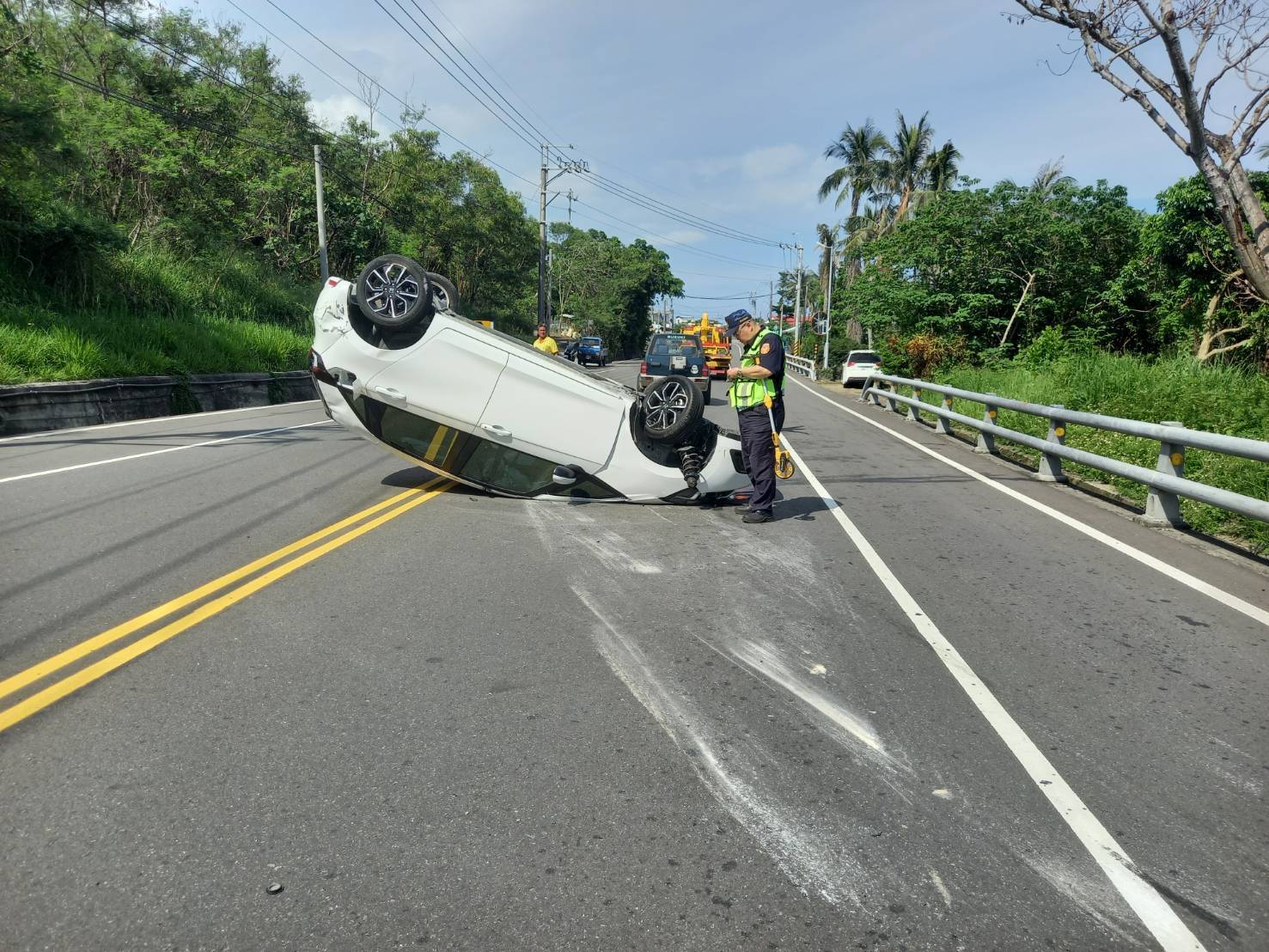 2香港遊客駕車 自撞護欄翻車受傷