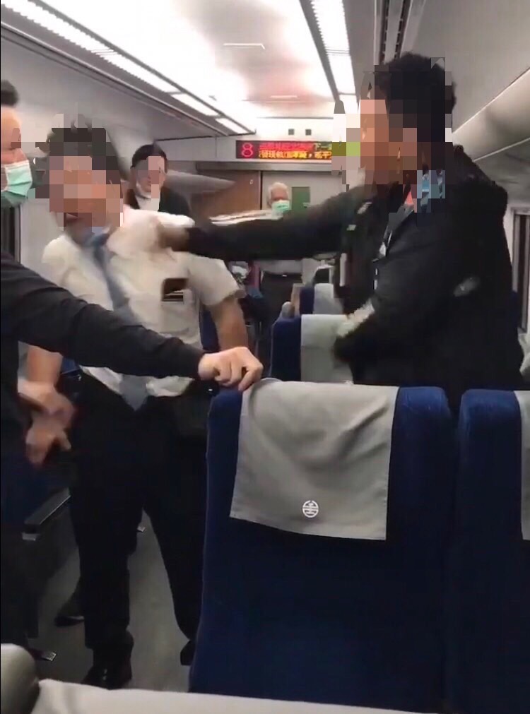 台鐵列車清晨爆衝突 男乘客暴怒摑臉列車長