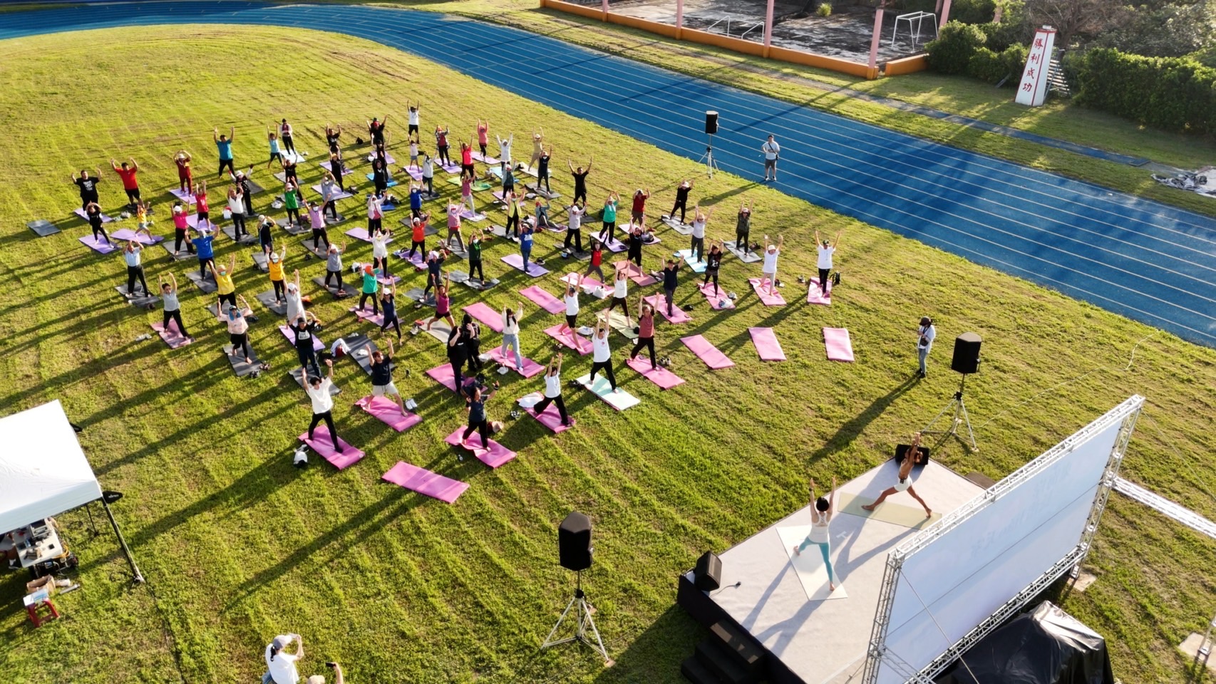 迎著太平洋做瑜珈！百人齊聚長濱晨光療癒登場 「liao天室」開啟台東身心靈之旅