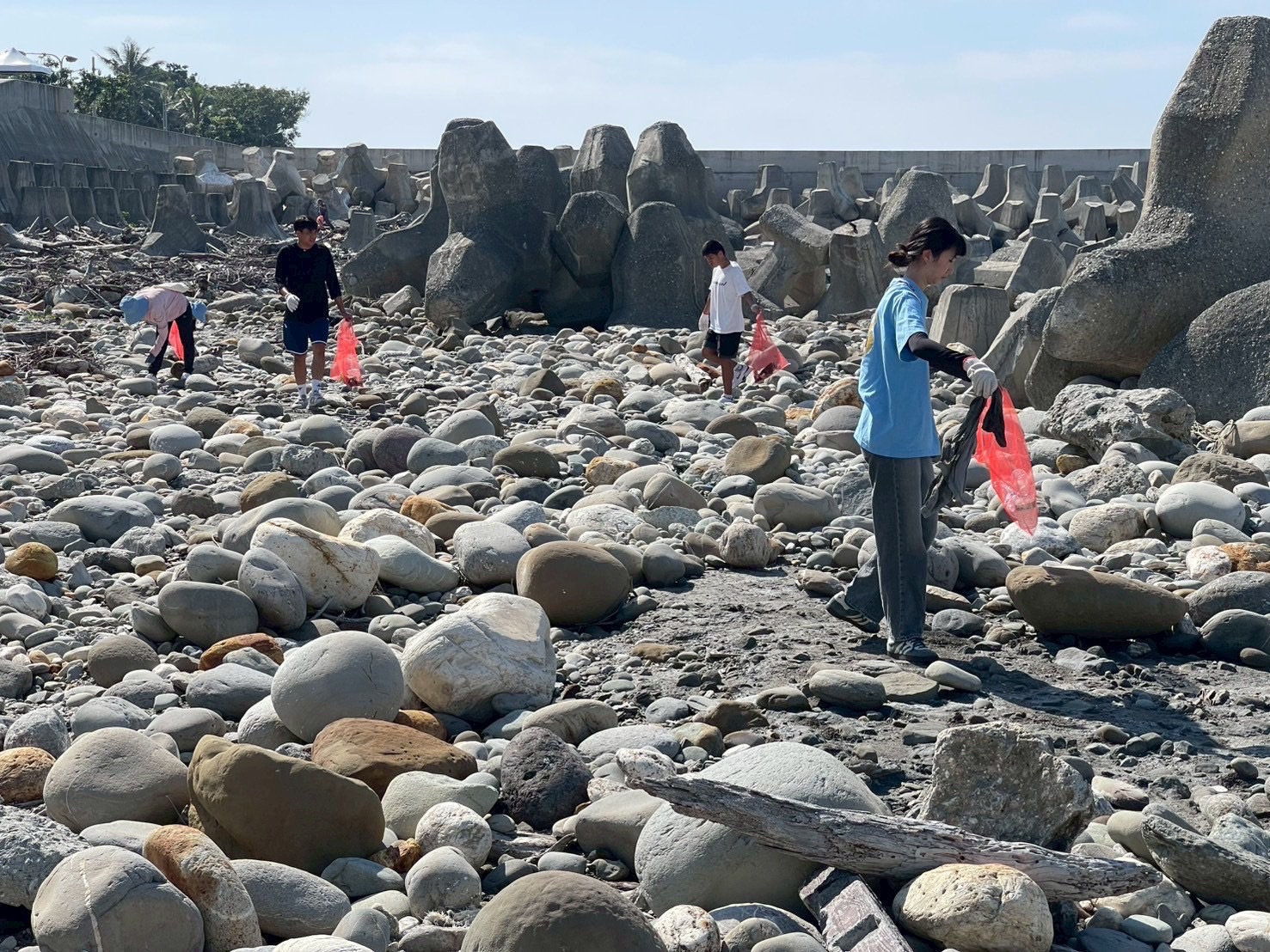 臺東環保局聯手巡守隊富岡淨灘　端午包粽傳愛海洋