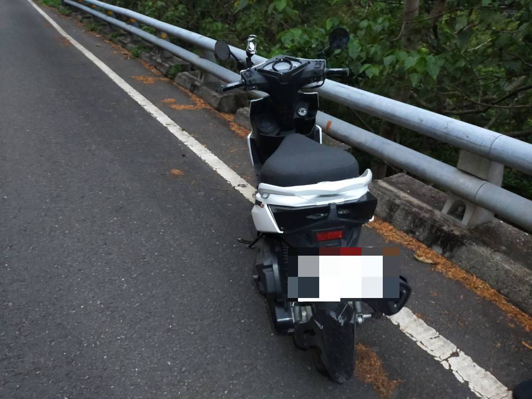 山羌突竄公路！重機騎士閃避不及撞傷倒地　大武警方提醒山區慎防野生動物