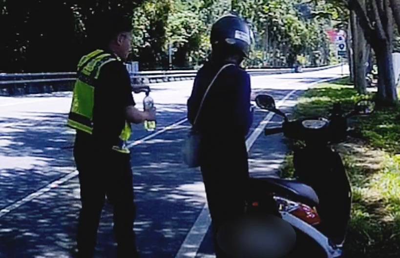 女遊客台9線機車沒油顧路 暖警即時救援助脫困