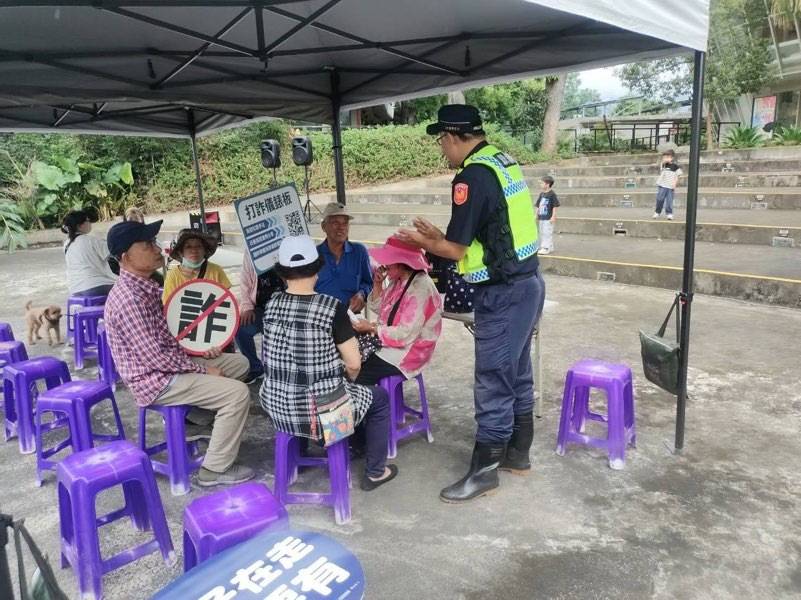 原生植物園化身宣導教室 東警深入傳遞安全觀念