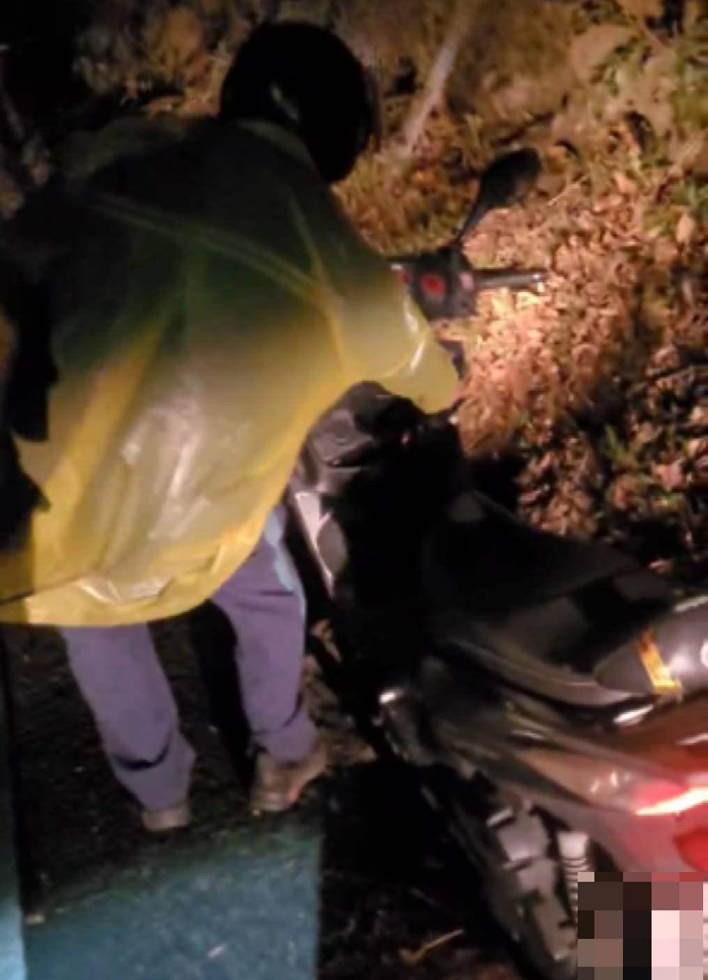 天雨機車騎入水溝 警民合力脫困暖人心