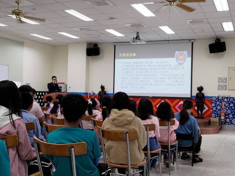 知本警走入校園宣導 學童搶答氣氛熱