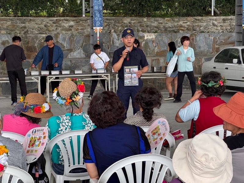 利嘉警深入文健站宣導，落實社區警政、強化長者安全意識