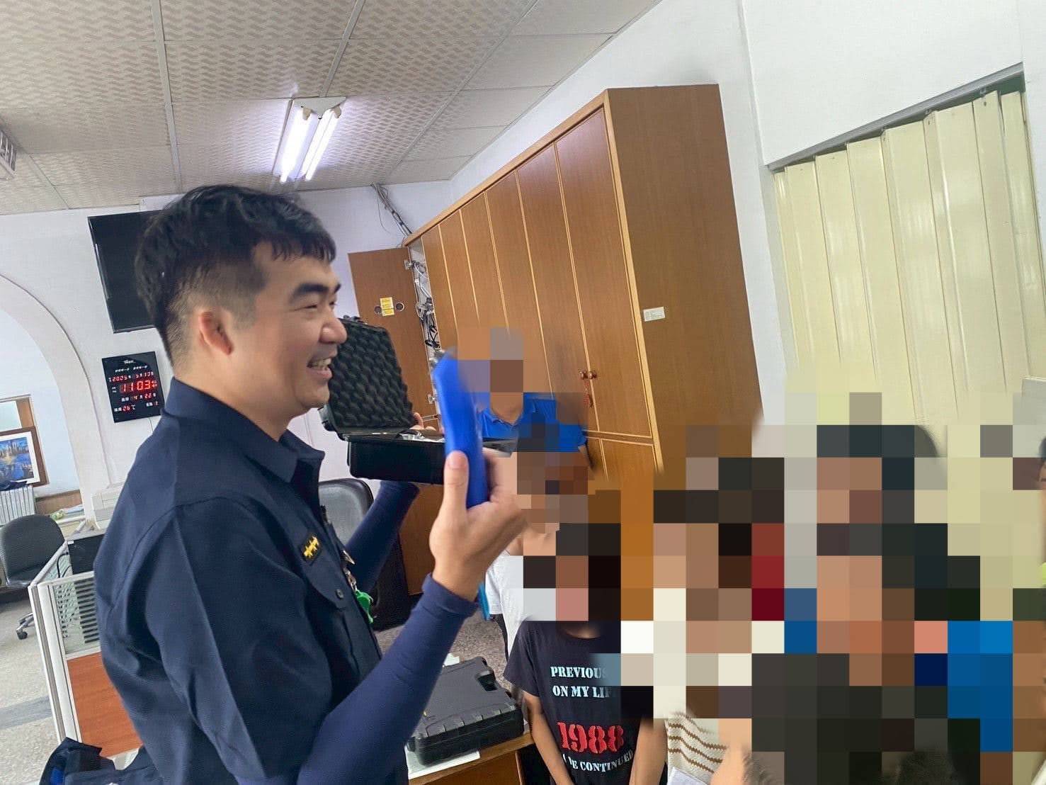 國小學童校外參訪派出所  永樂警展開互動式體驗