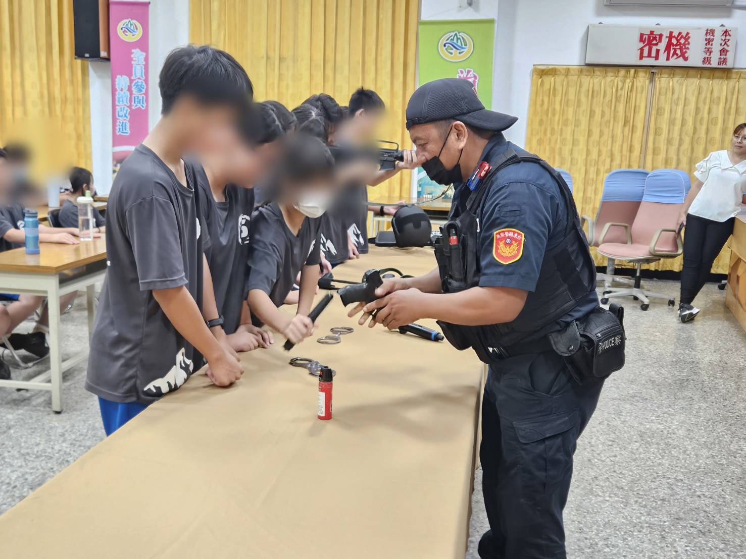 新生國中師生參訪警察局，變身酷炫「小帥警」