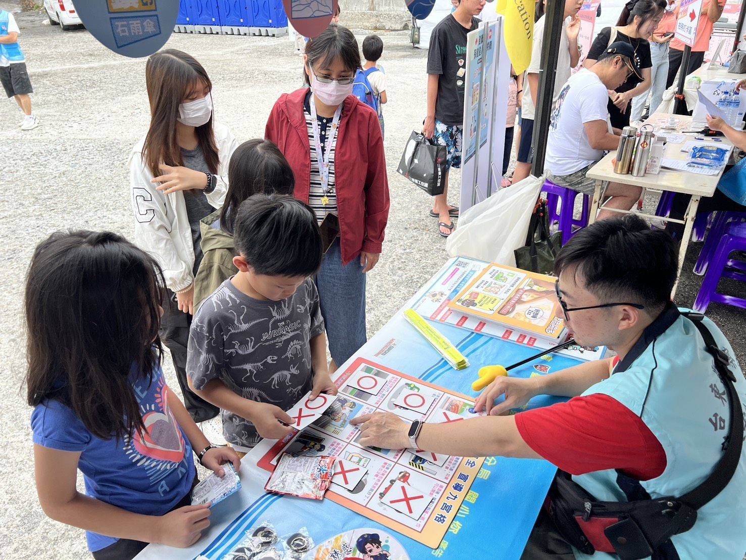 成功分局參與「SUP水上活動」宣導交安與防詐